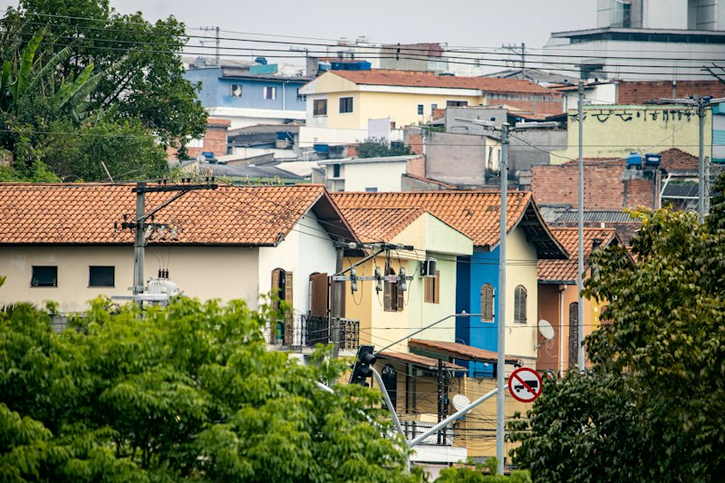 Telhados e casas residenciais no bairro Mantiqueira em Pindamonhangaba