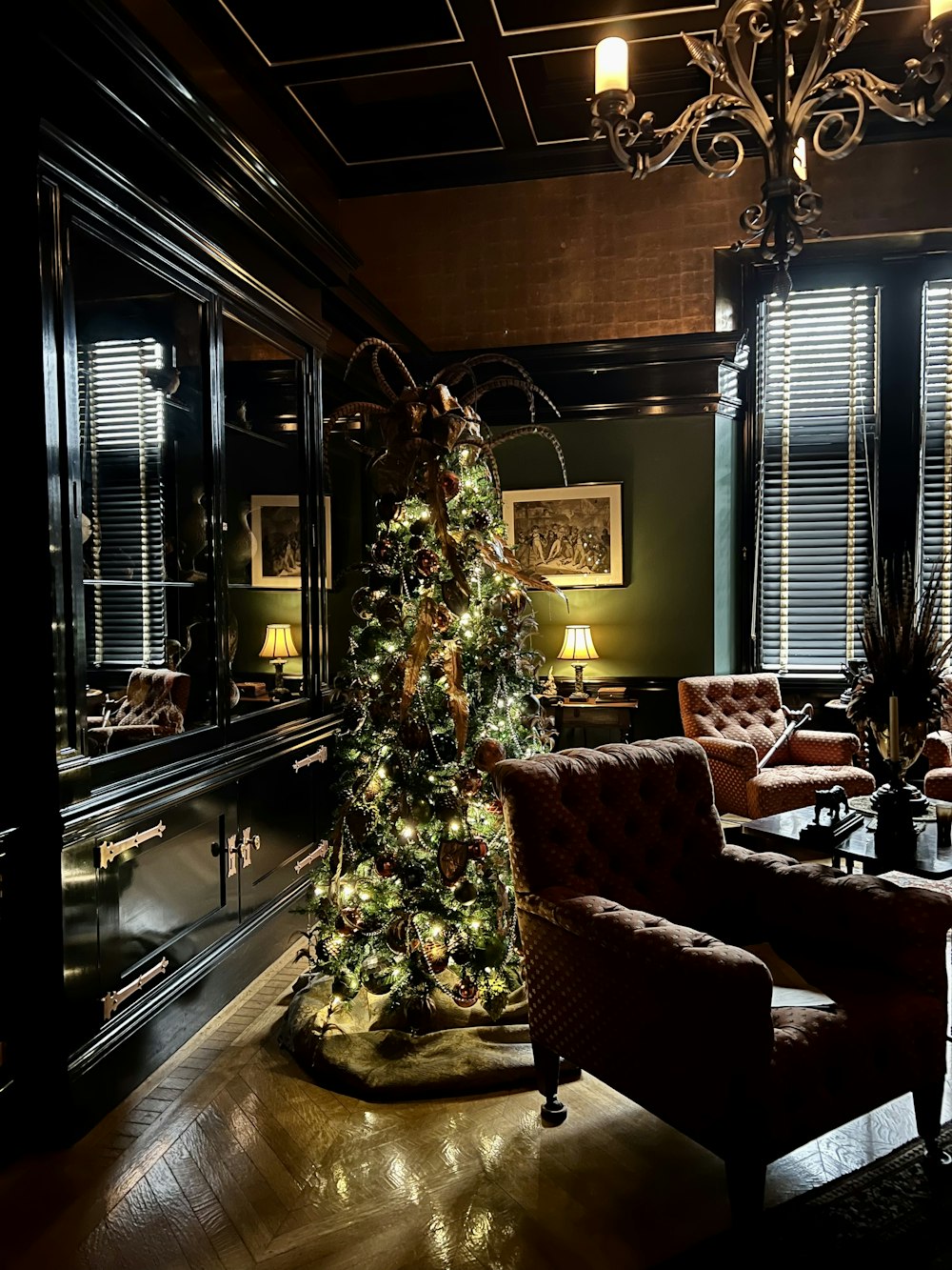 uma árvore de Natal em uma sala de estar