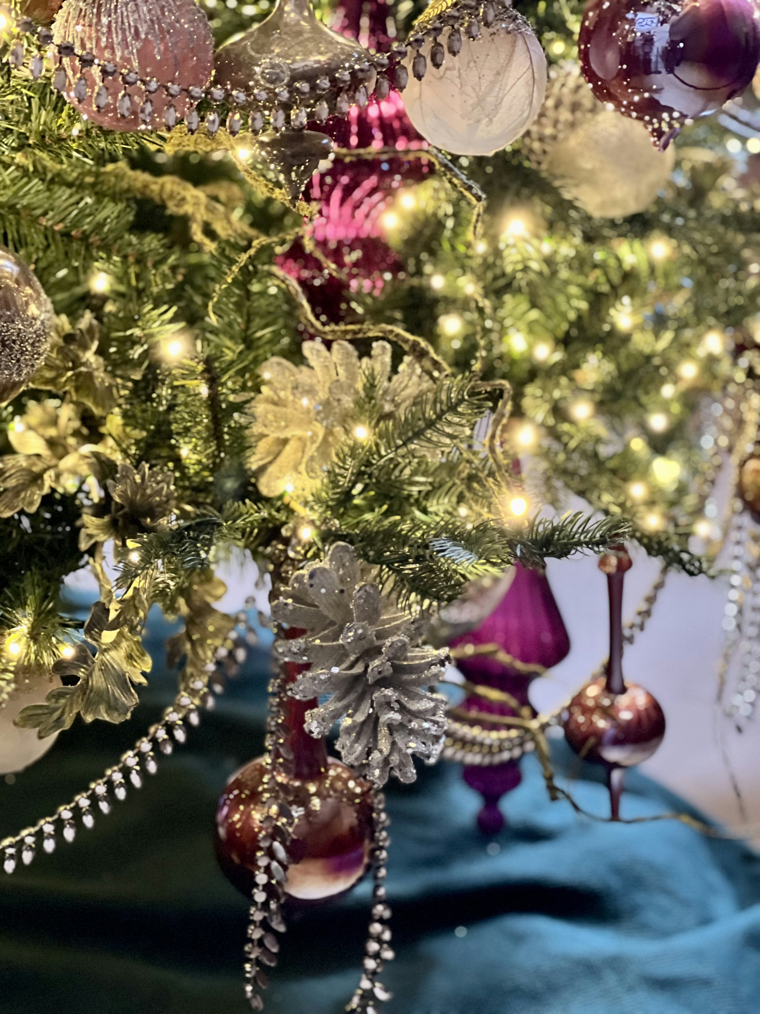 Un árbol de Navidad con luces y adornos