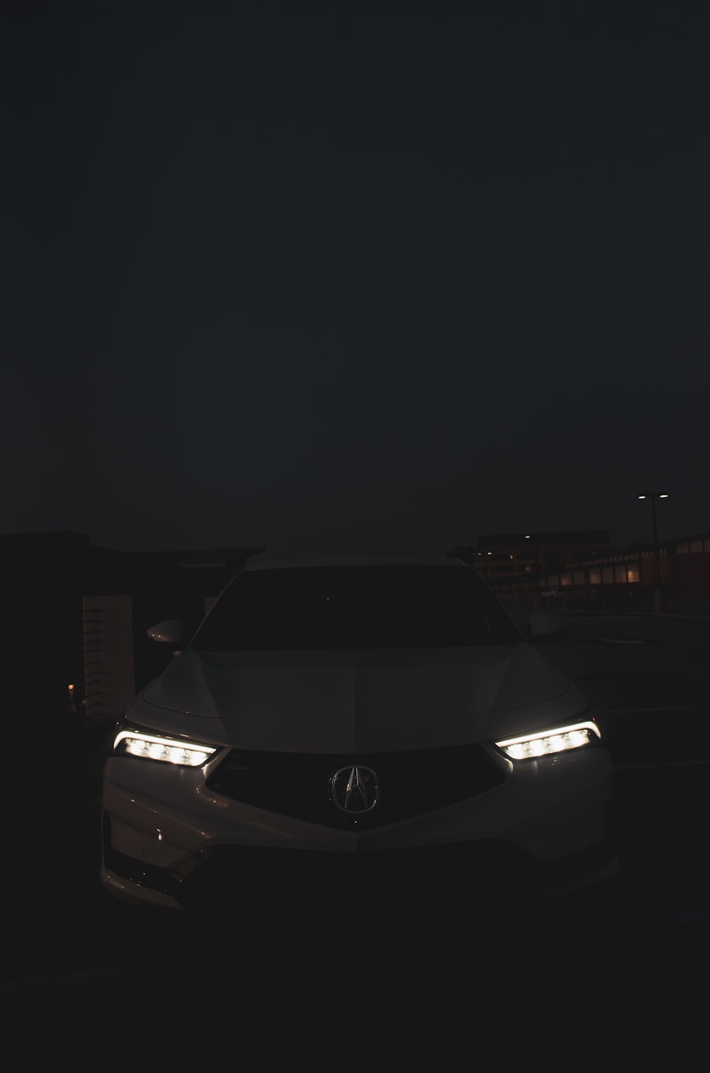 um carro estacionado em um estacionamento à noite