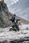 un homme sur une moto dans les montagnes en Asie du sud est