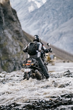 un homme sur une moto dans les montagnes en Asie du sud est
