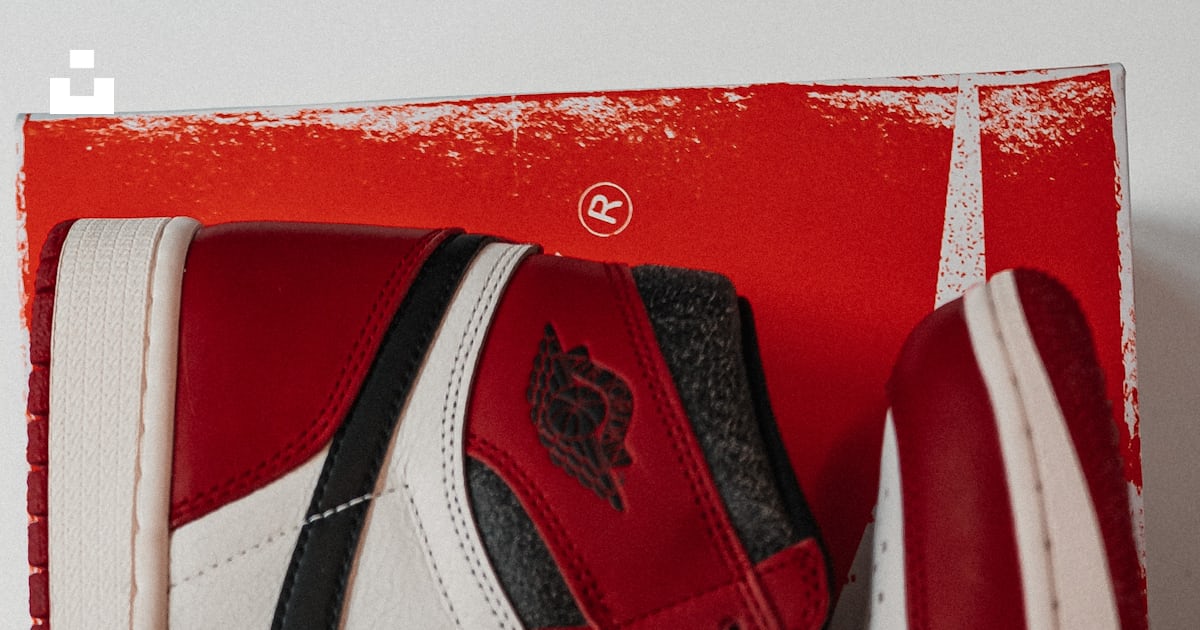 Une paire de baskets rouges et blanches photo – Image gratuite de ...