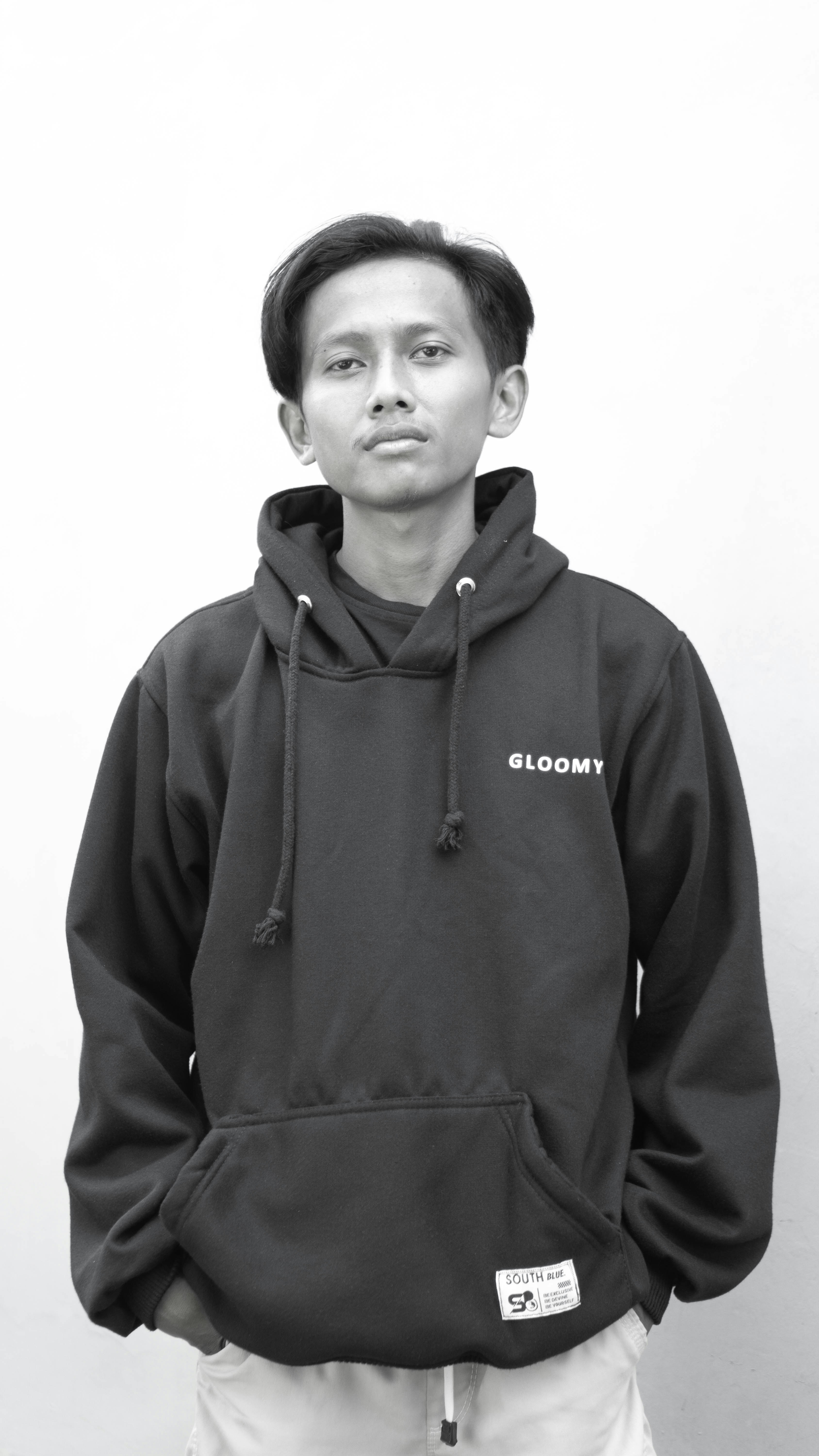seseorang yang mengenakan jaket hitam