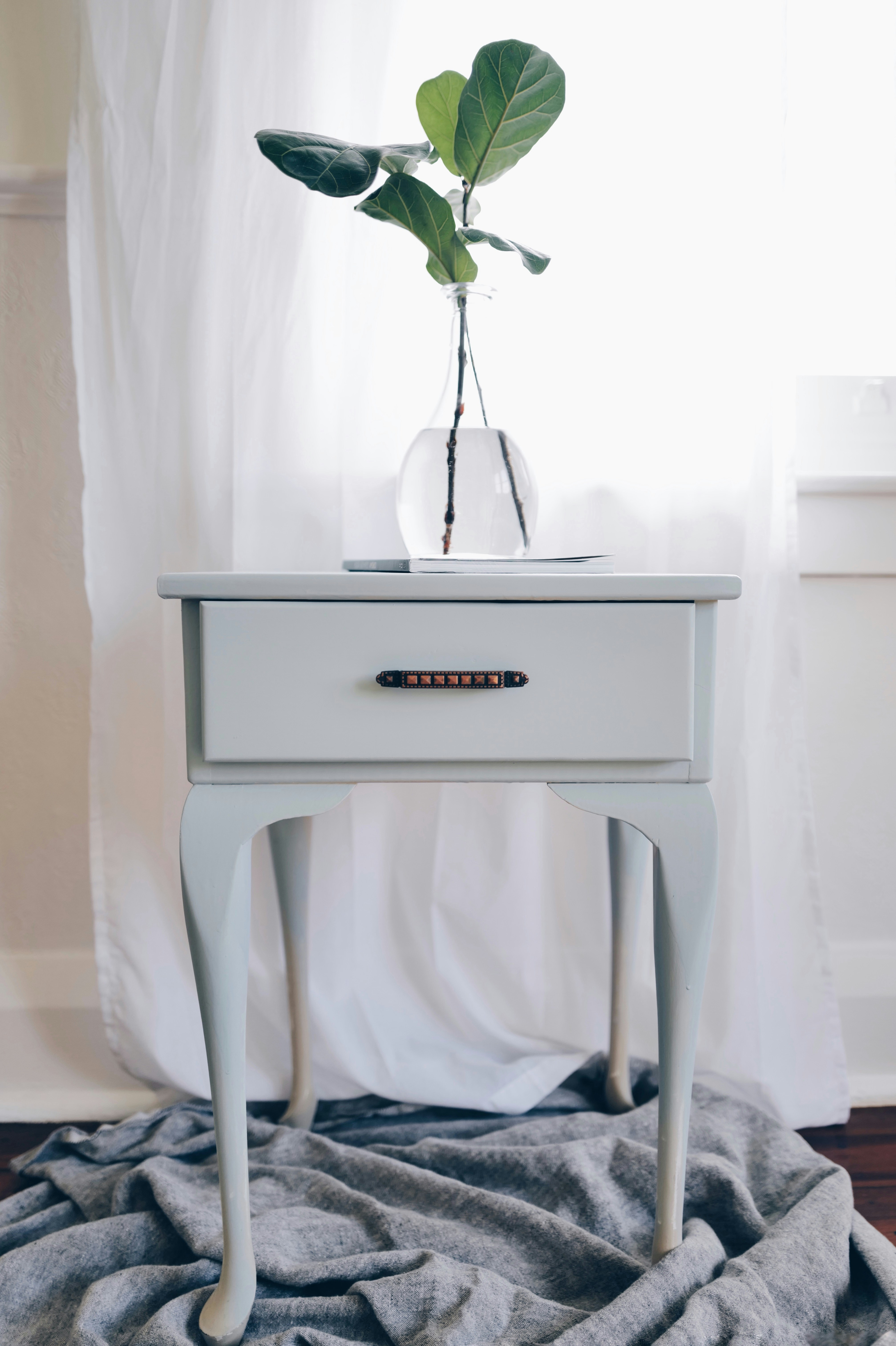 植物を上にした白いテーブル