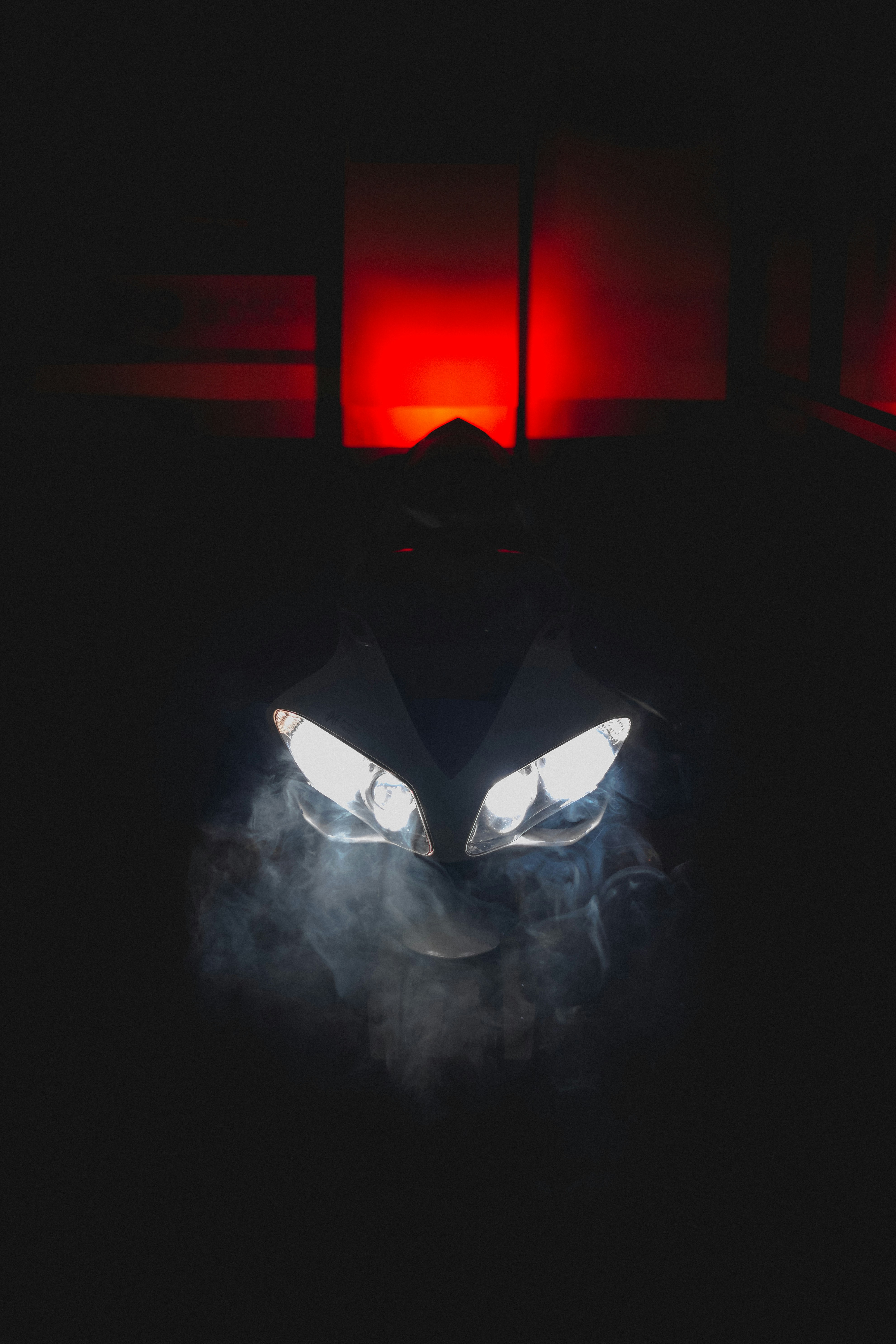 eine Person, die eine Maske trägt