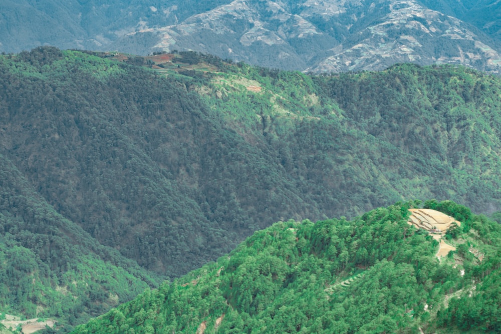 uma grande montanha verde