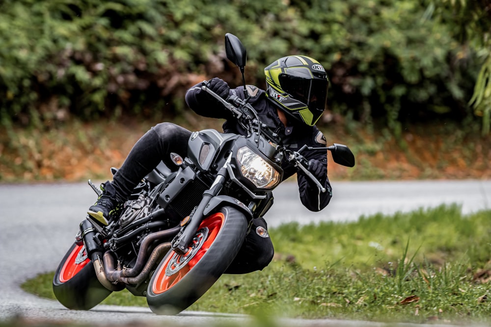 un homme conduisant une moto