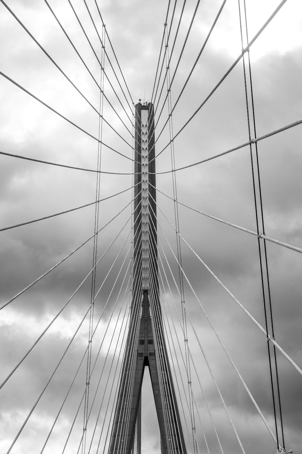 una alta torre de metal