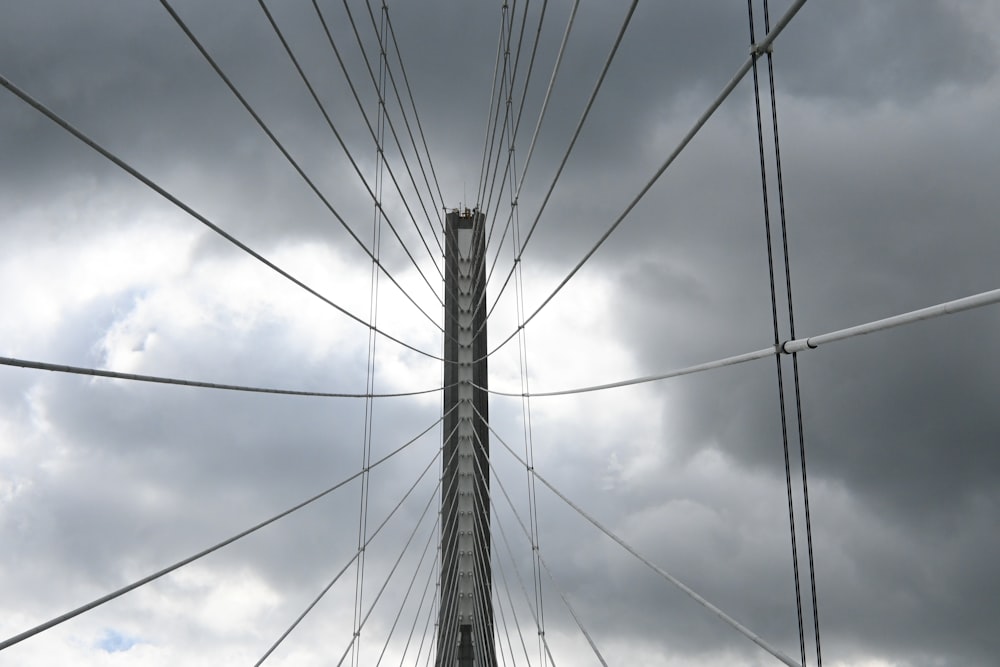 una alta torre de metal