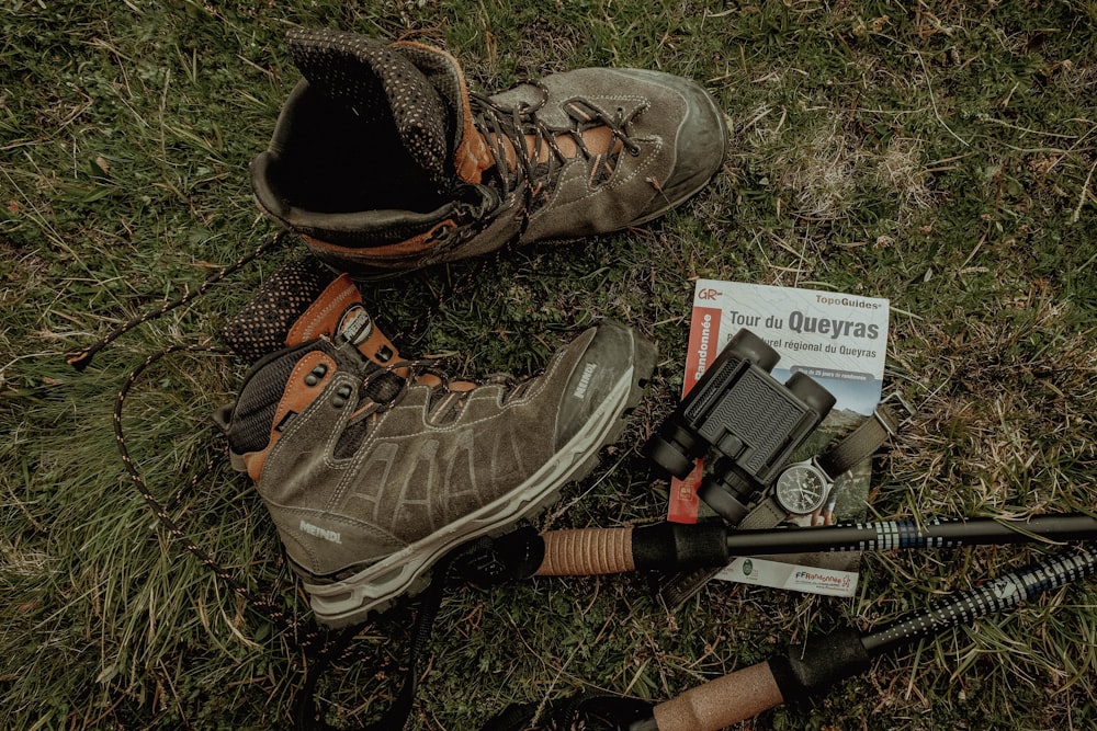 une paire de bottes et un pistolet au sol