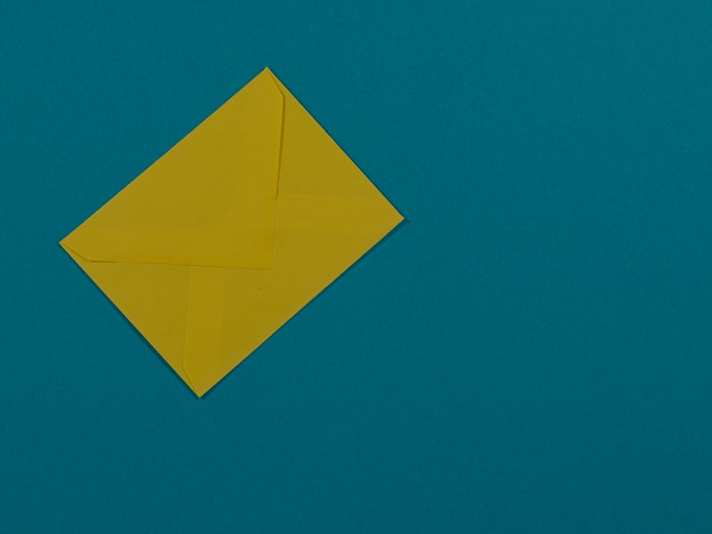 un triangle jaune avec un fond noir