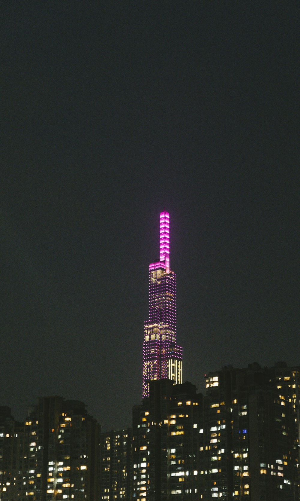 Un edificio alto iluminado por la noche