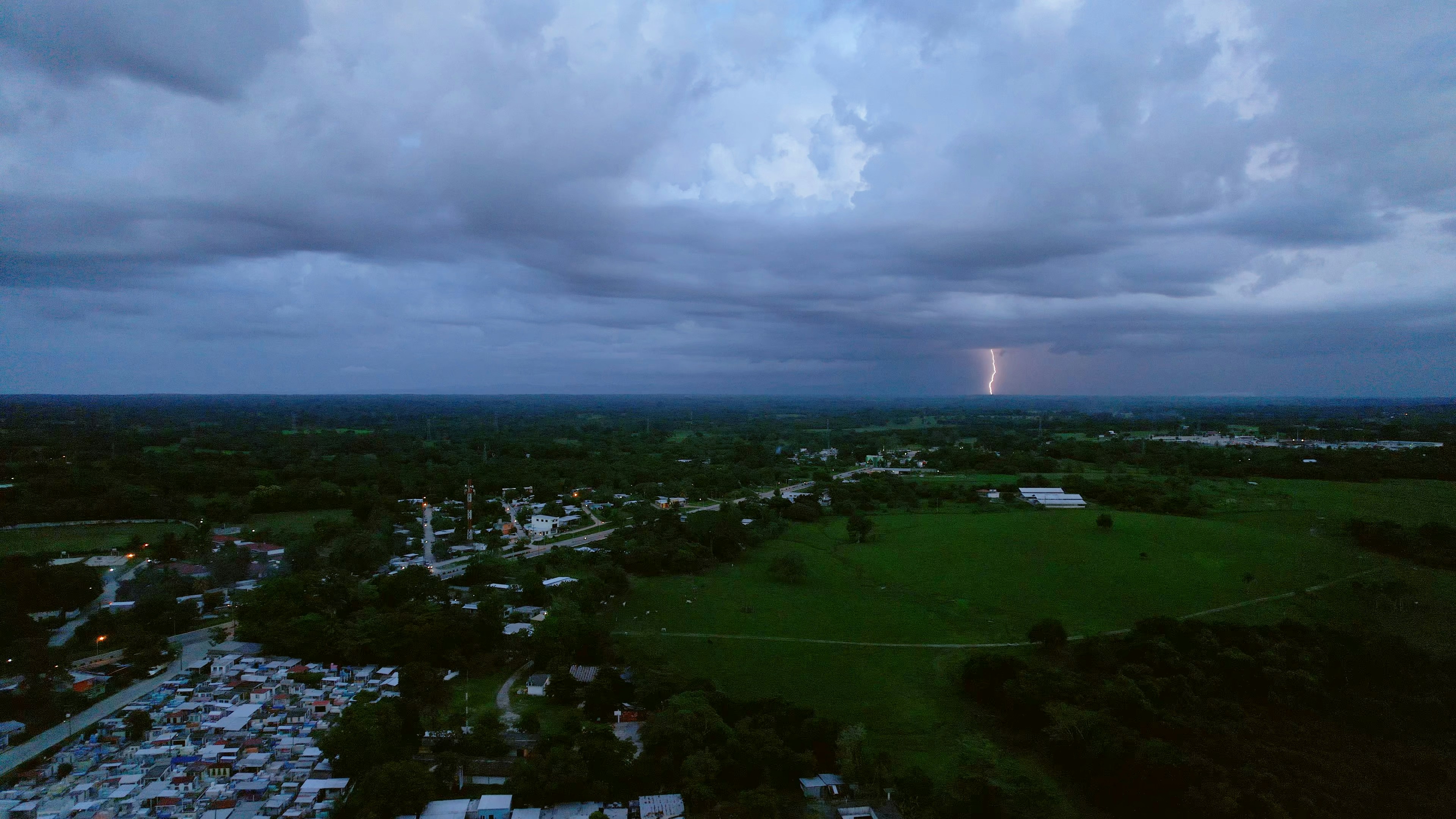 सुप्रीम कोर्ट की भव्य इमारत का एक प्रभावशाली बाहरी दृश्य, जहाँ पर सूरज की रोशनी पड़ रही है, एक गहरे नीले आकाश के नीचे। तस्वीर में कानून और न्याय का महत्व झलकता है।