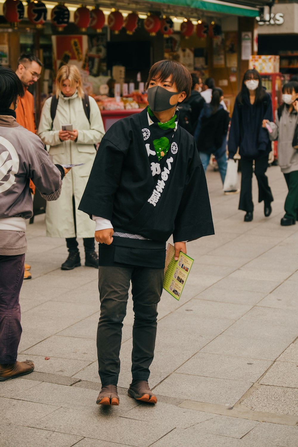 une personne portant un masque