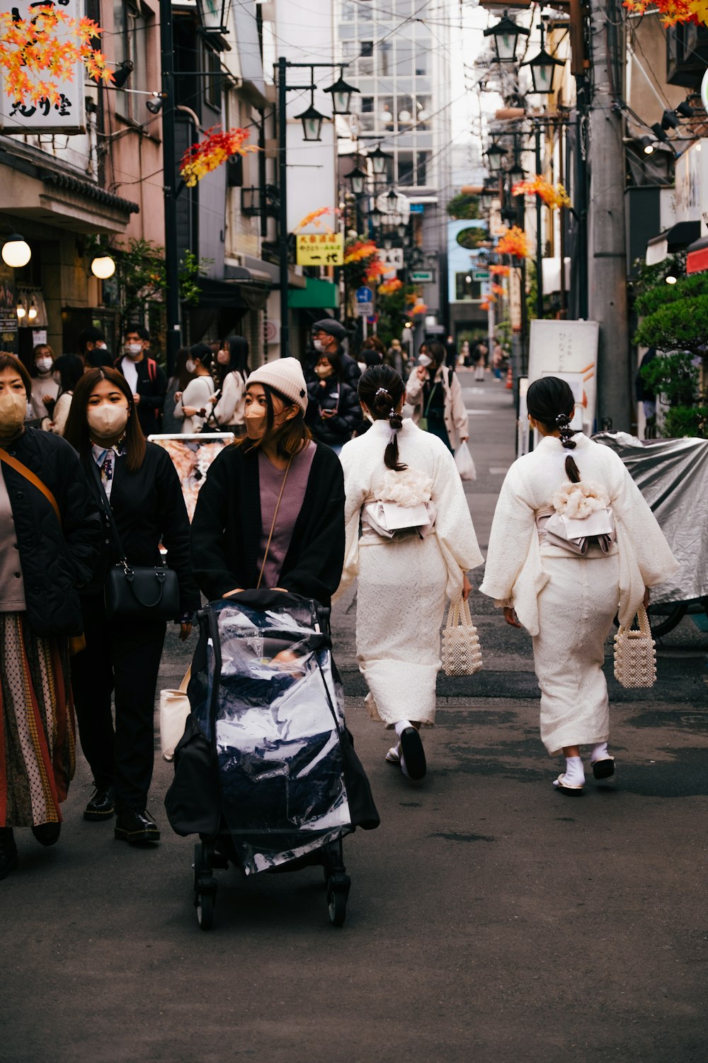 Un grupo de personas caminando por una calle con una persona en una prenda