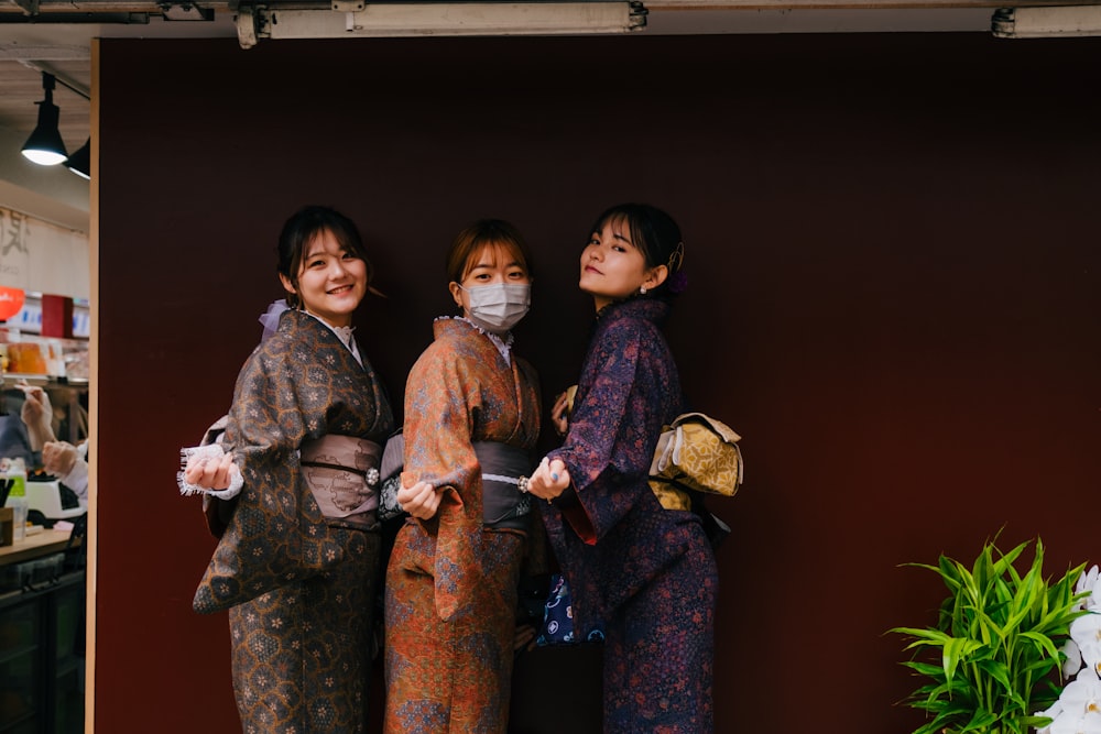 Un grupo de mujeres vestidas con trajes tradicionales