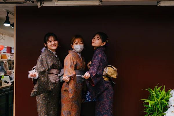 Mulheres em trajes tradicionais japoneses
