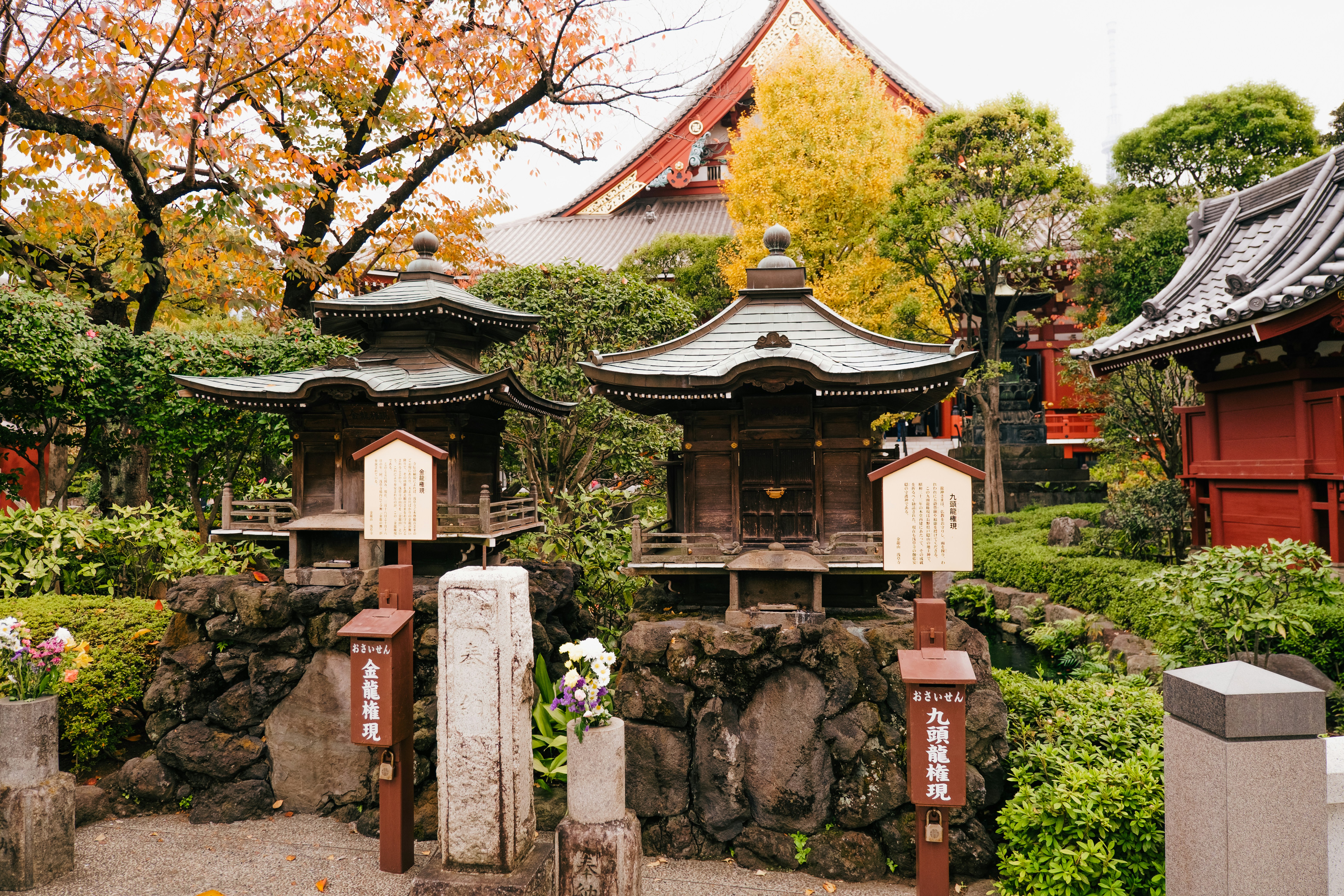 a building with a large garden in front of it, 