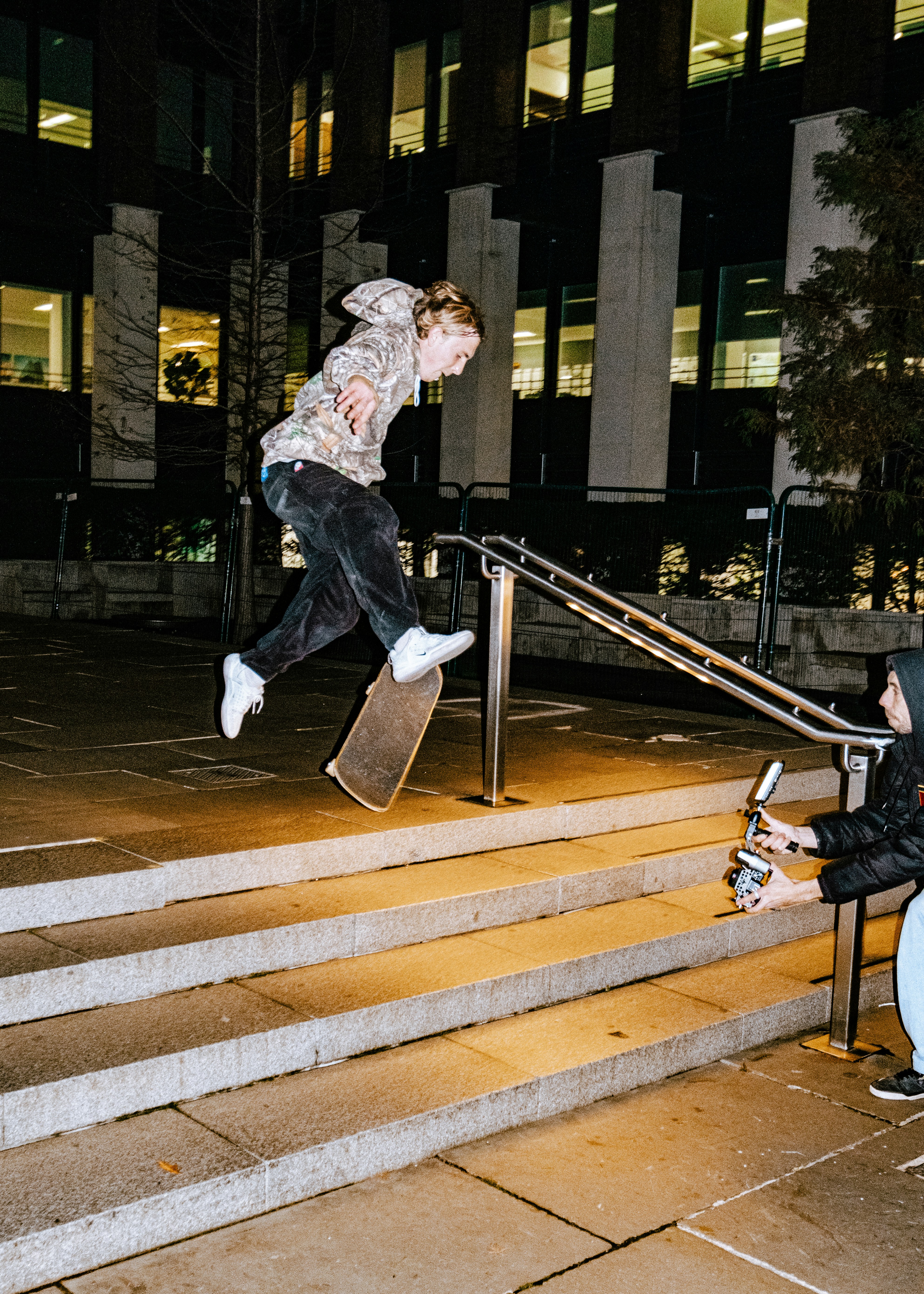 Un uomo che salta su uno skateboard