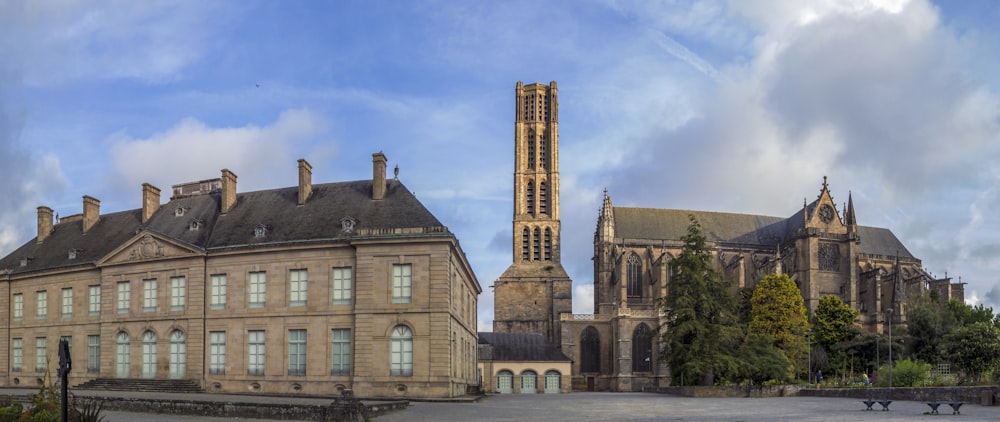 Un grand bâtiment avec une tour