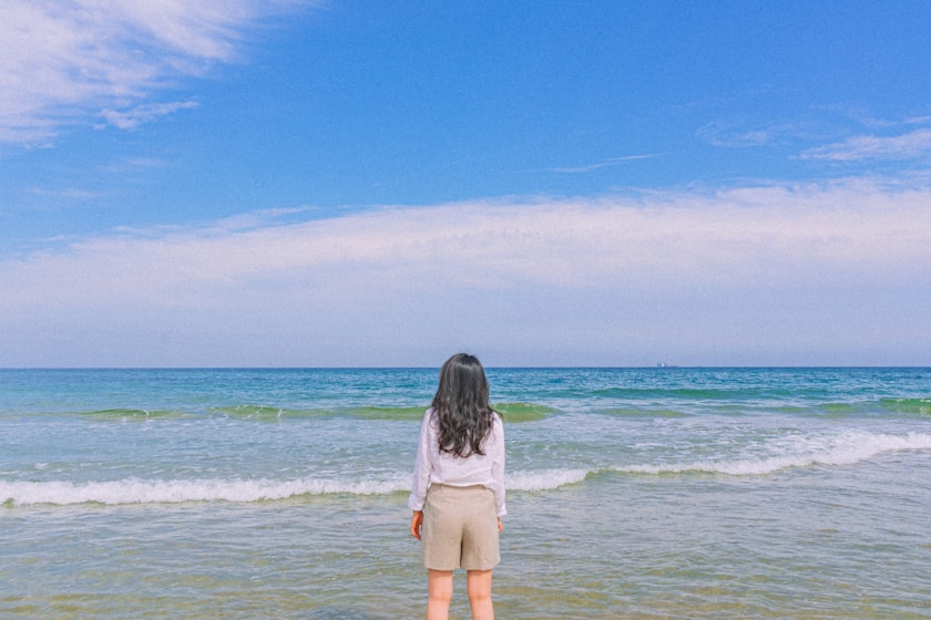 강릉 앞바다에서 파도를 즐기는 사람