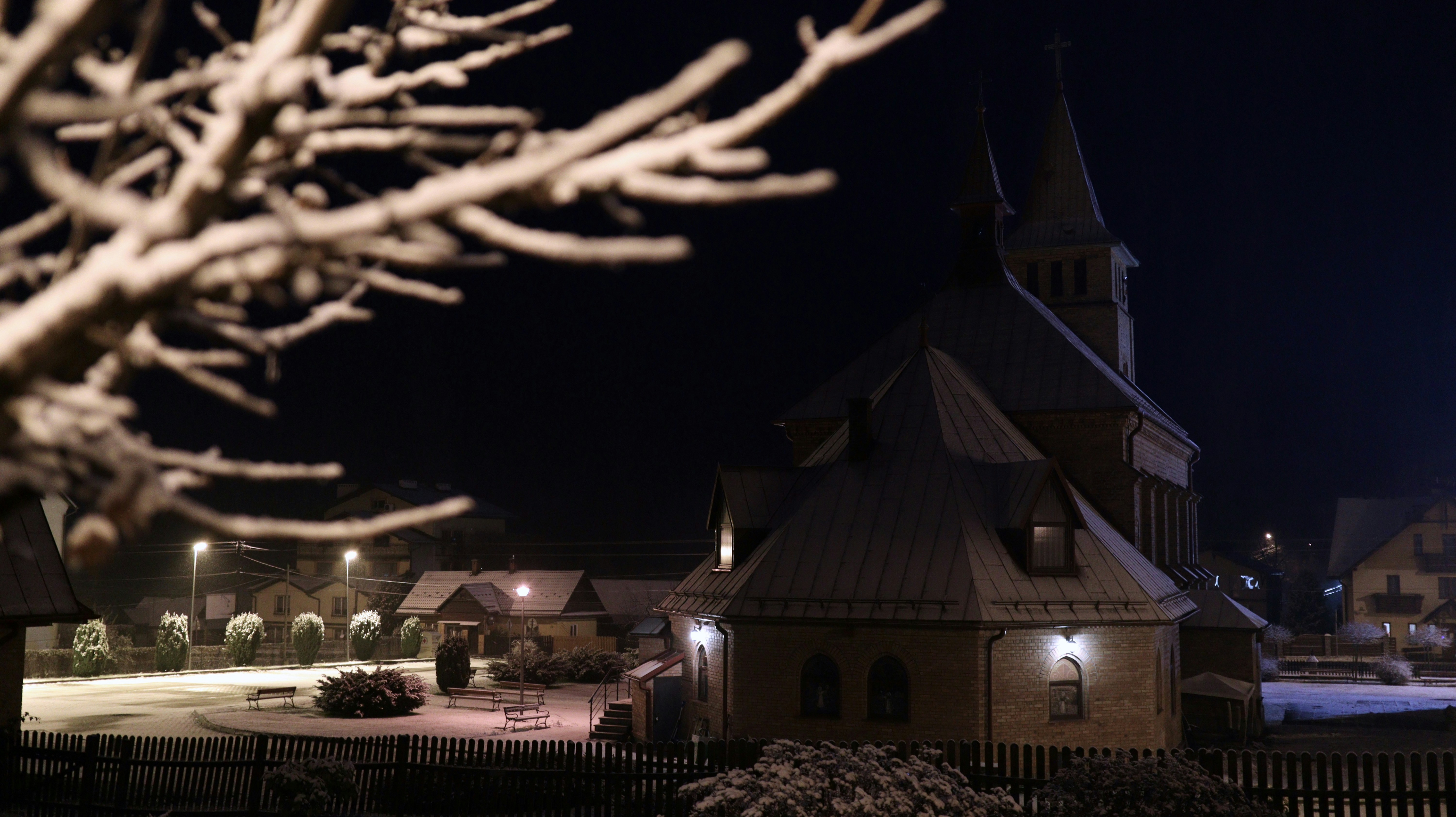 un edificio con una torre y árboles a su alrededor