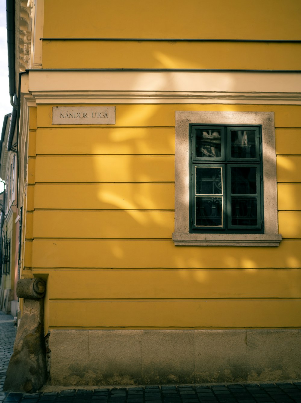 Un edificio giallo con finestre