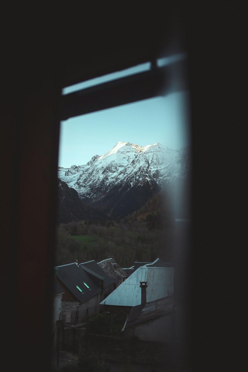 窓から見える山の眺め