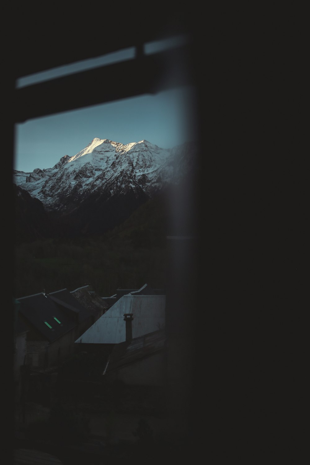 遠くに雪山