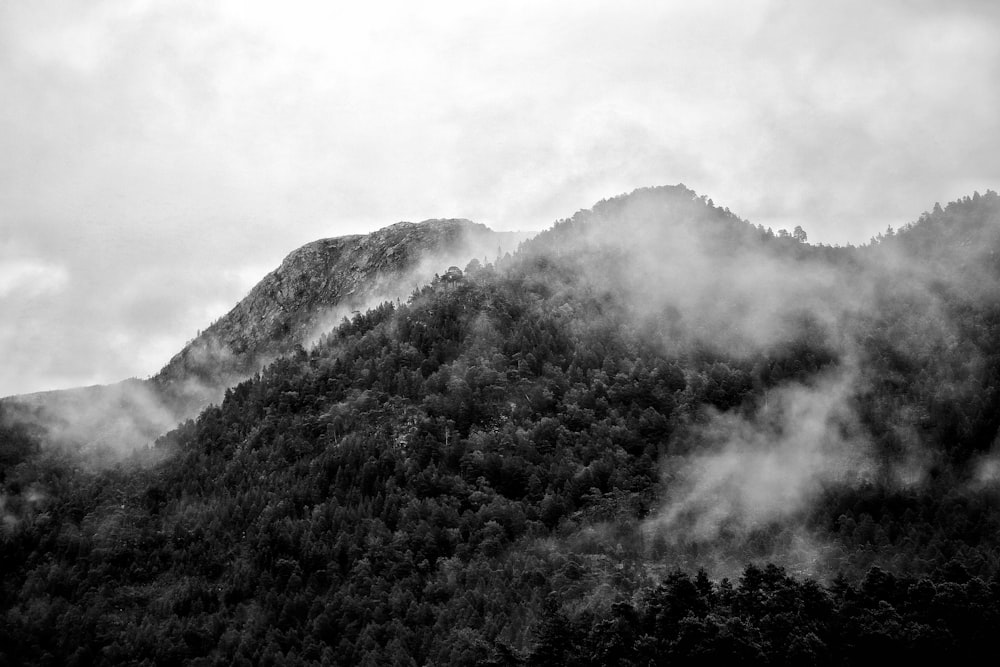 uma montanha coberta de nuvens