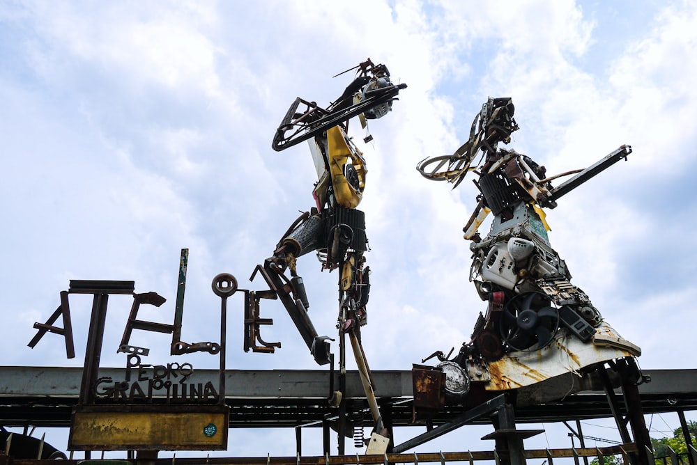 Un grupo de robots en una plataforma