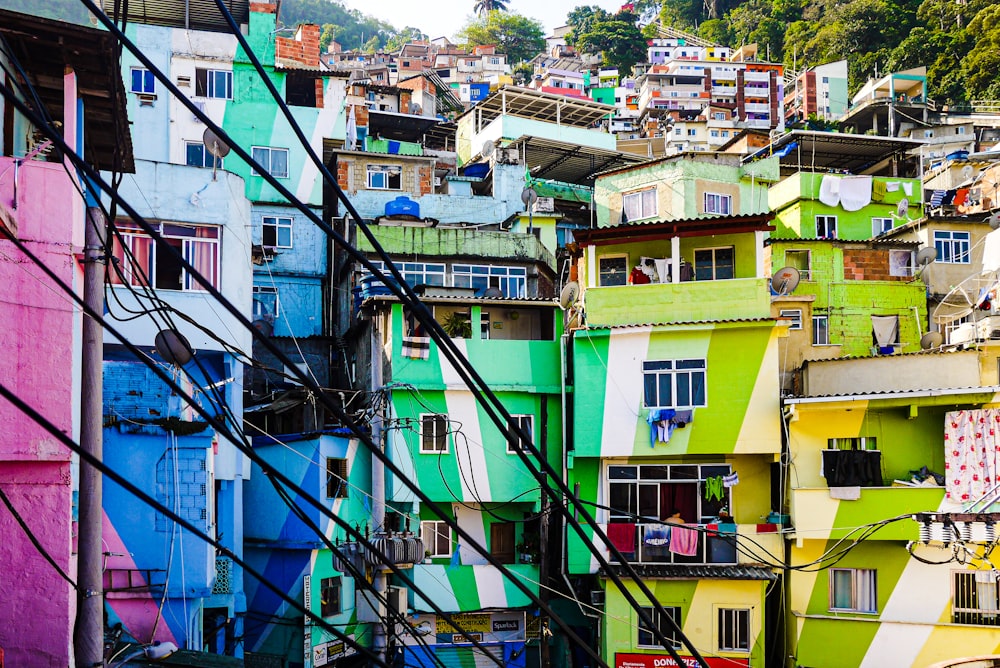 Un groupe de bâtiments colorés