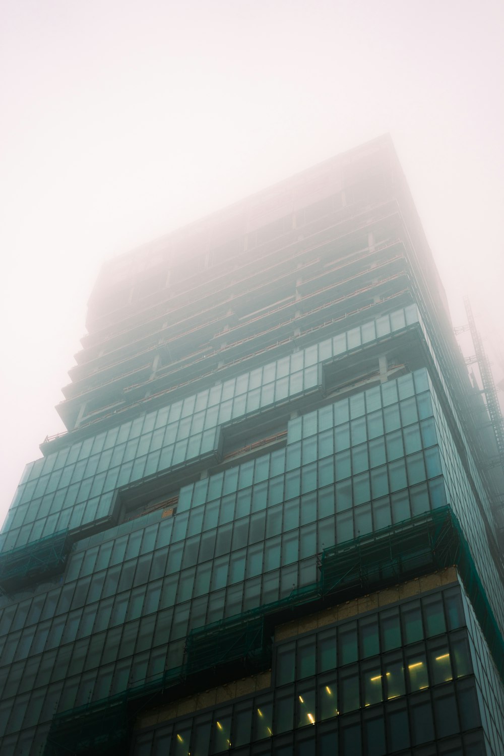 Un edificio alto con molte finestre