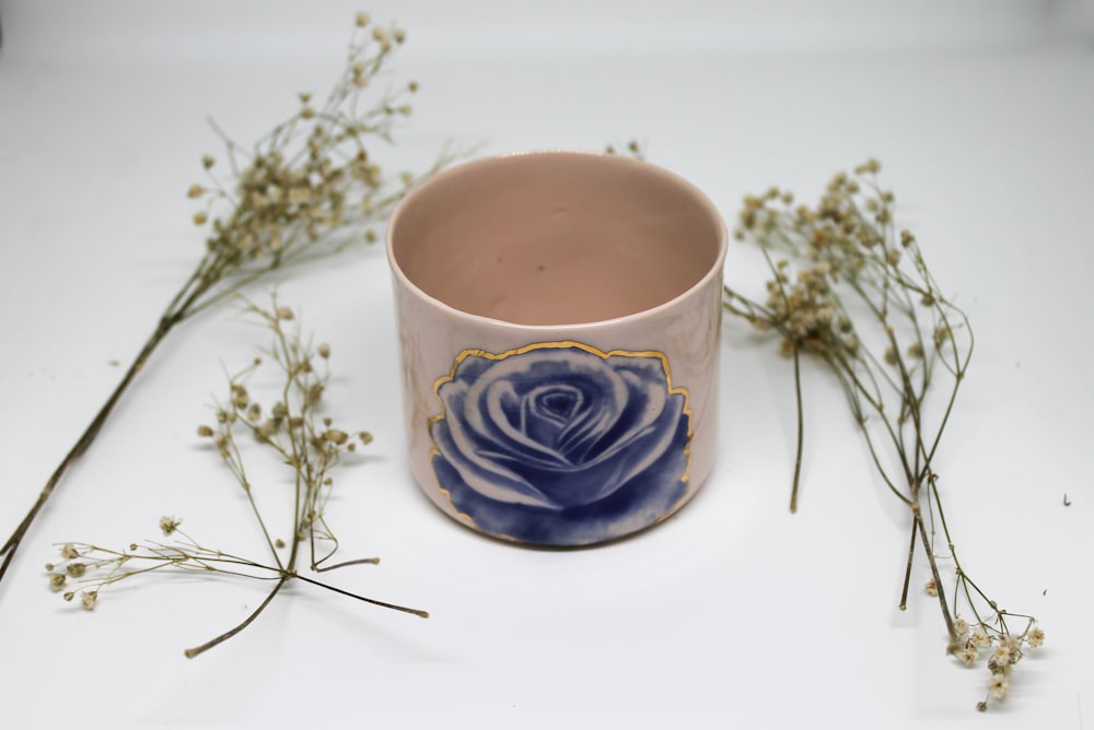 una taza con una flor en ella