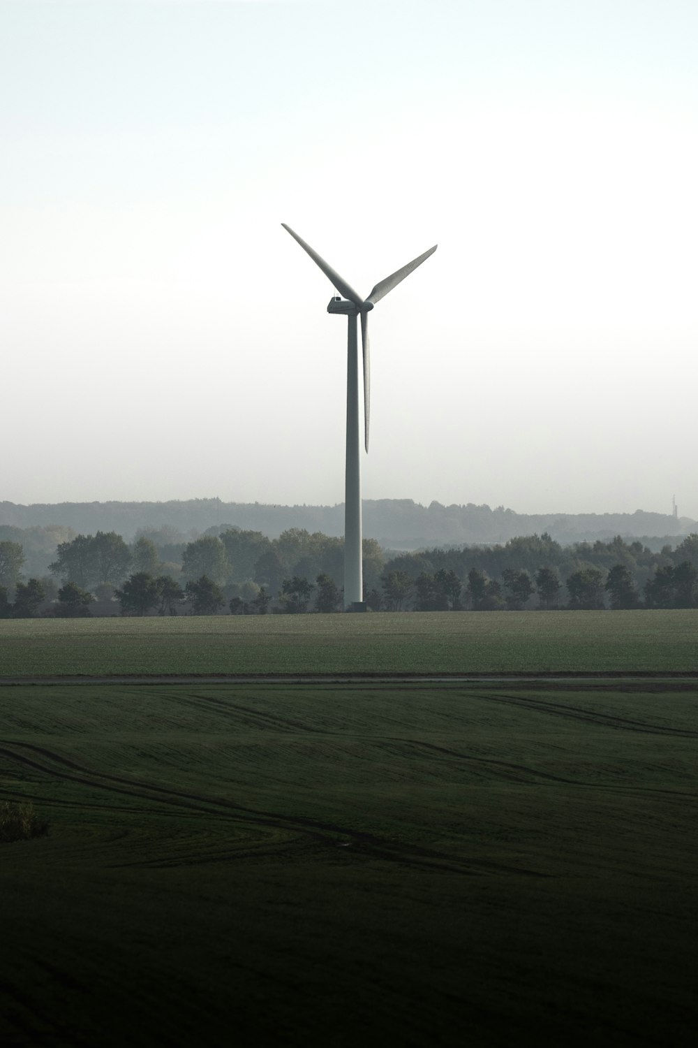Un mulino a vento in un campo