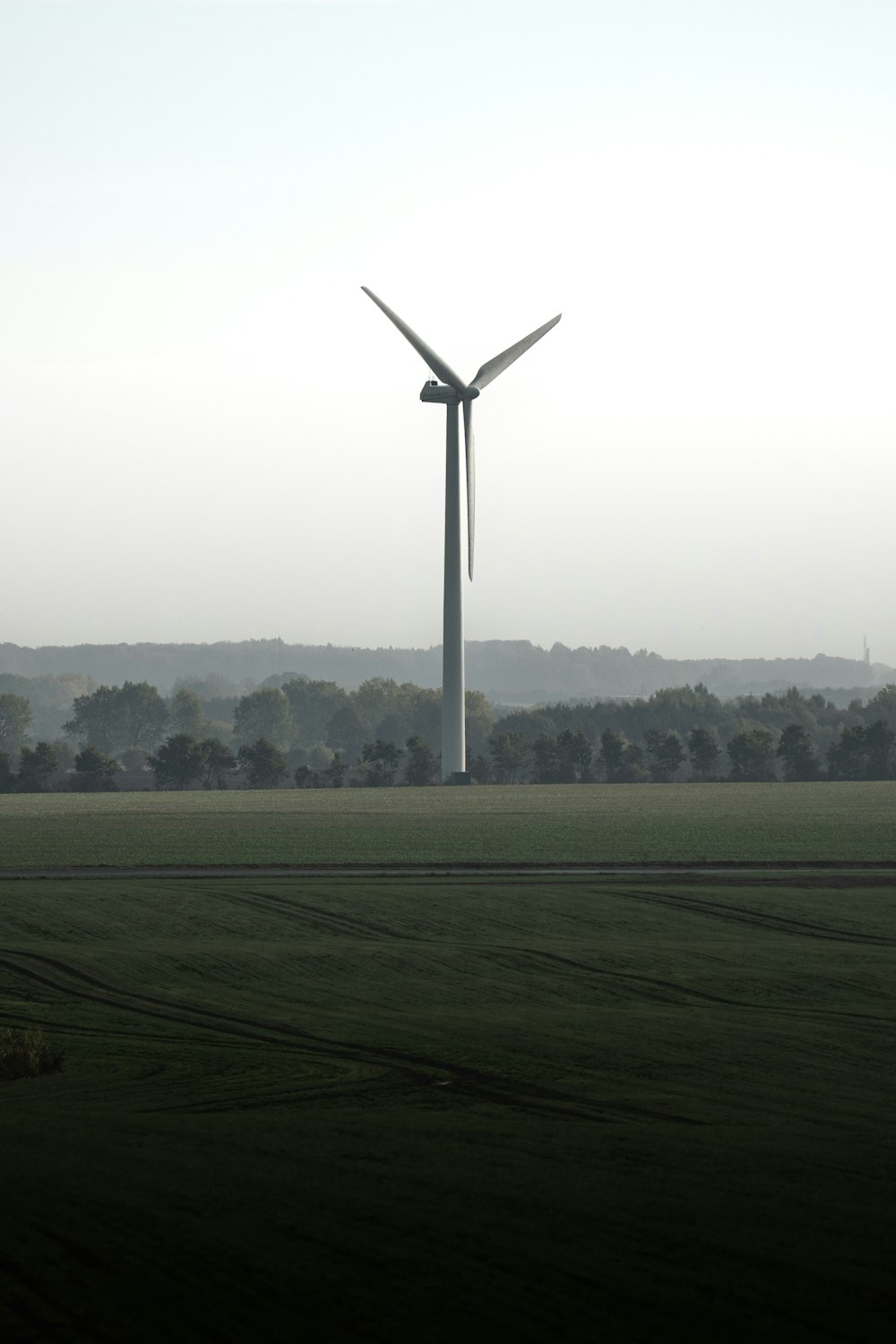 Un moulin à vent dans un champ