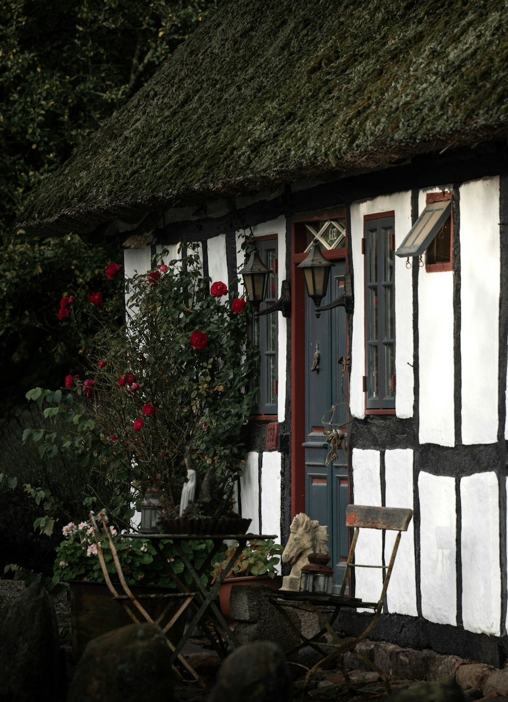 Una casa con un pequeño jardín