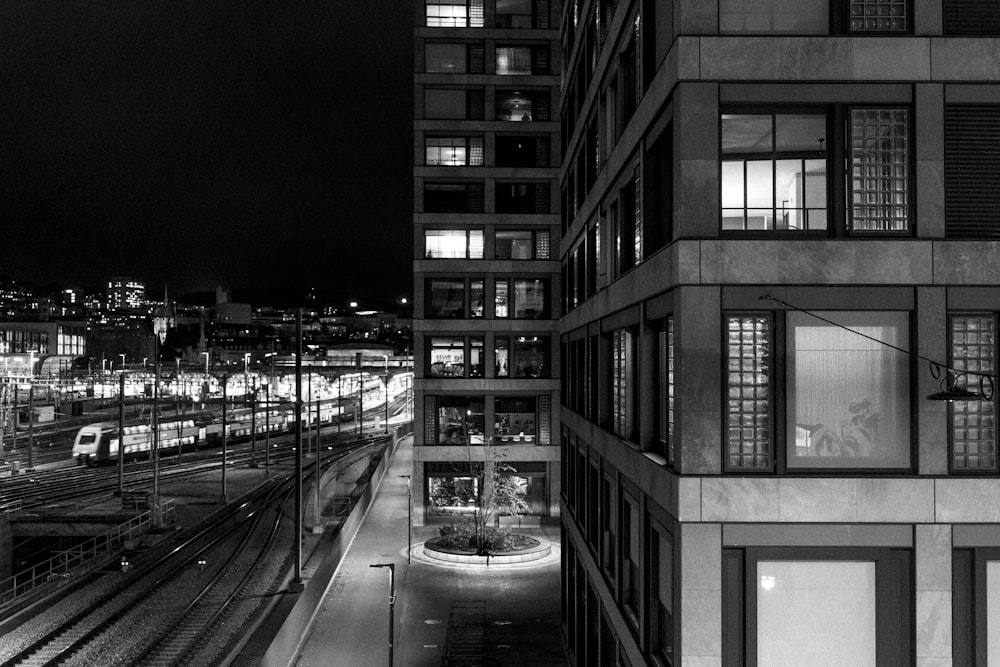 Eine Stadtstraße bei Nacht