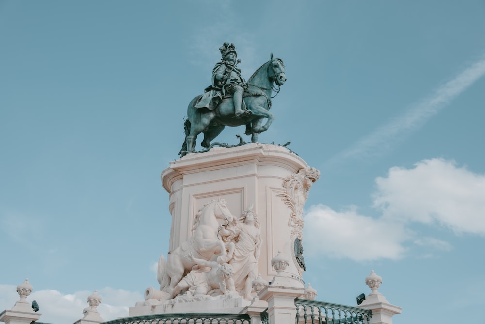 una estatua de una persona montando a caballo