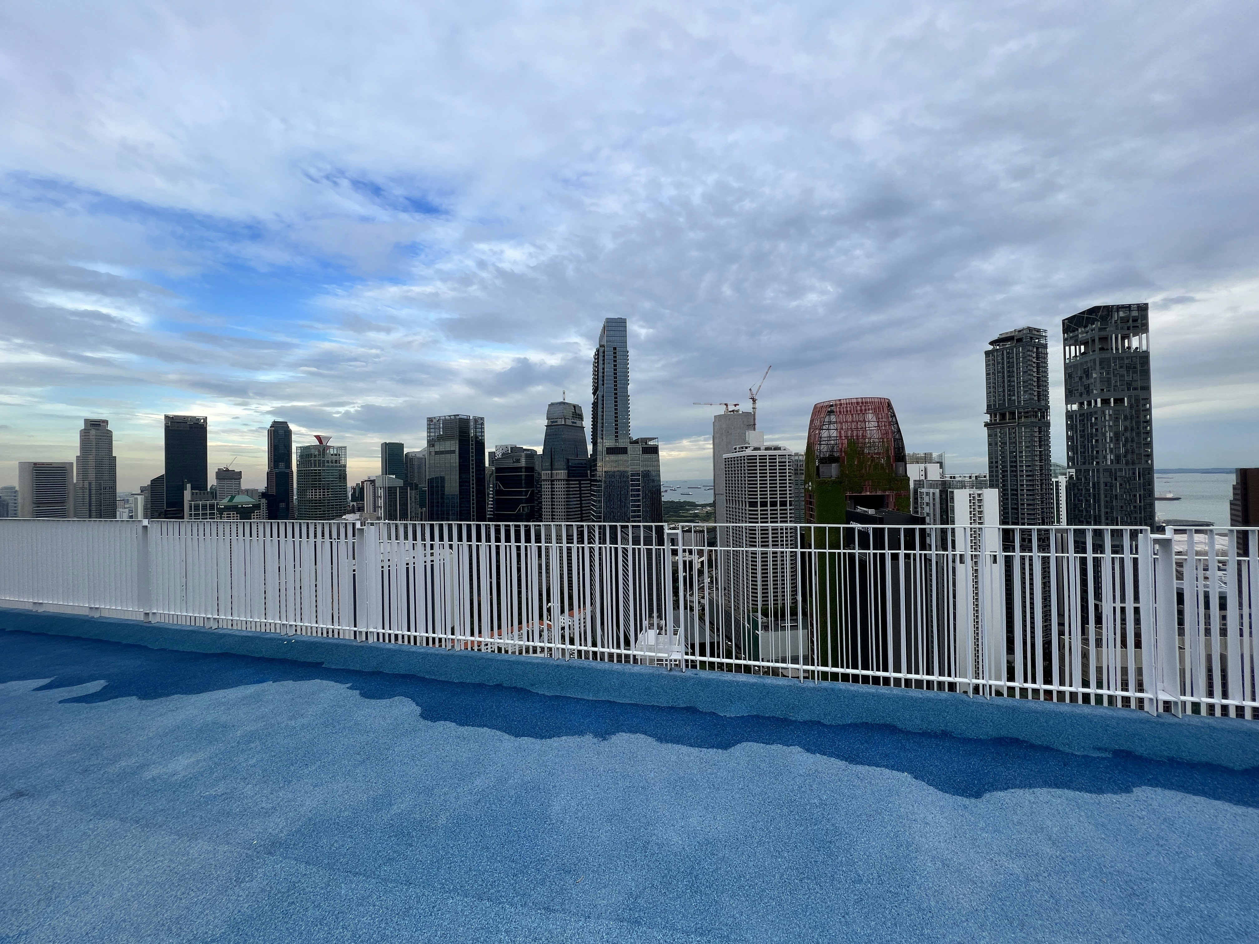 Uno skyline della città con un ponte
