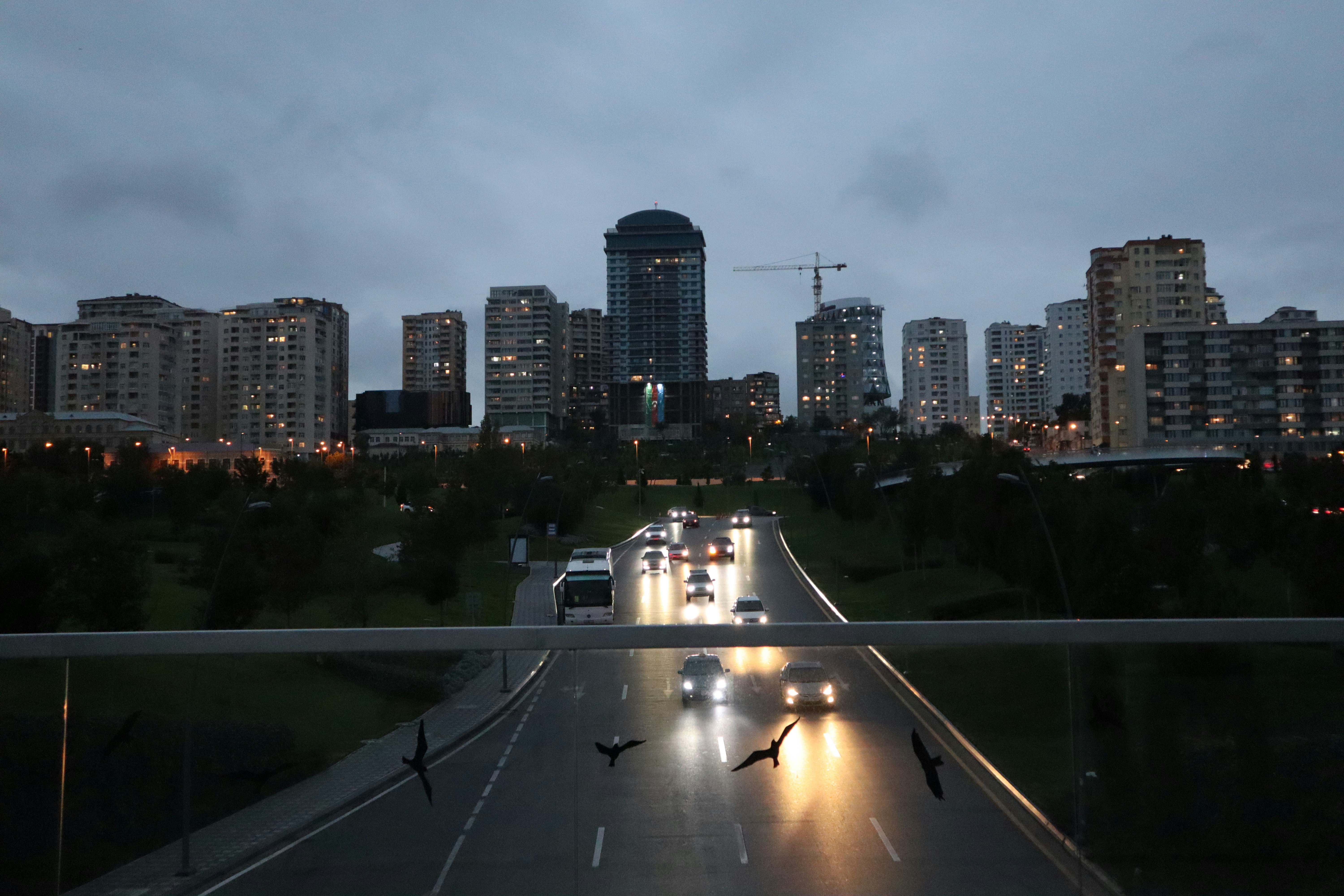 Un horizonte de la ciudad por la noche