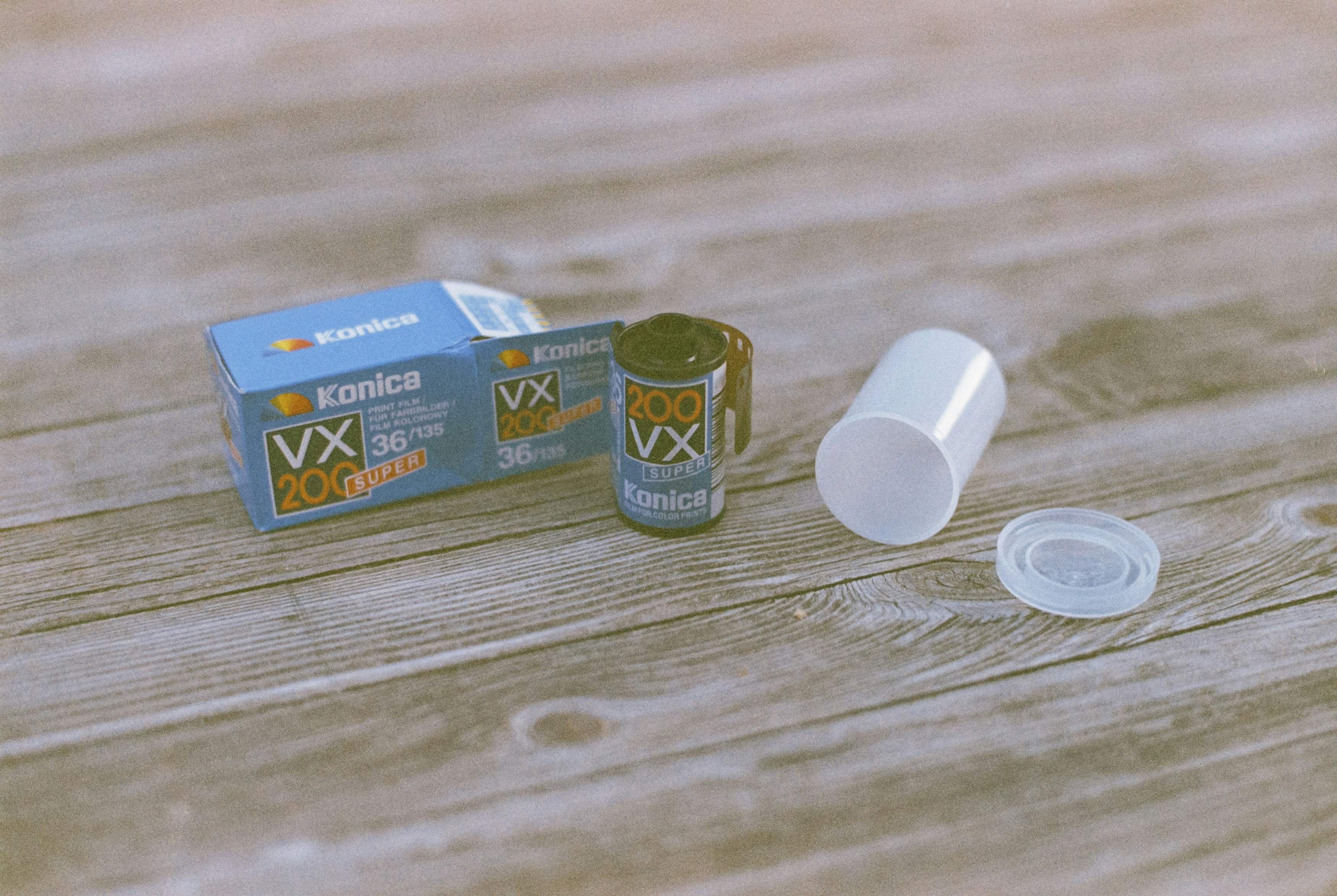 Expired 35mm Analog Film – KONICA VX 200. Leica R7 (1994), Summilux-R 1.4 50mm (1983). Hi-Res analog scan by www.urbanfilmlab.com – Agfa Optima 200 (expired)
