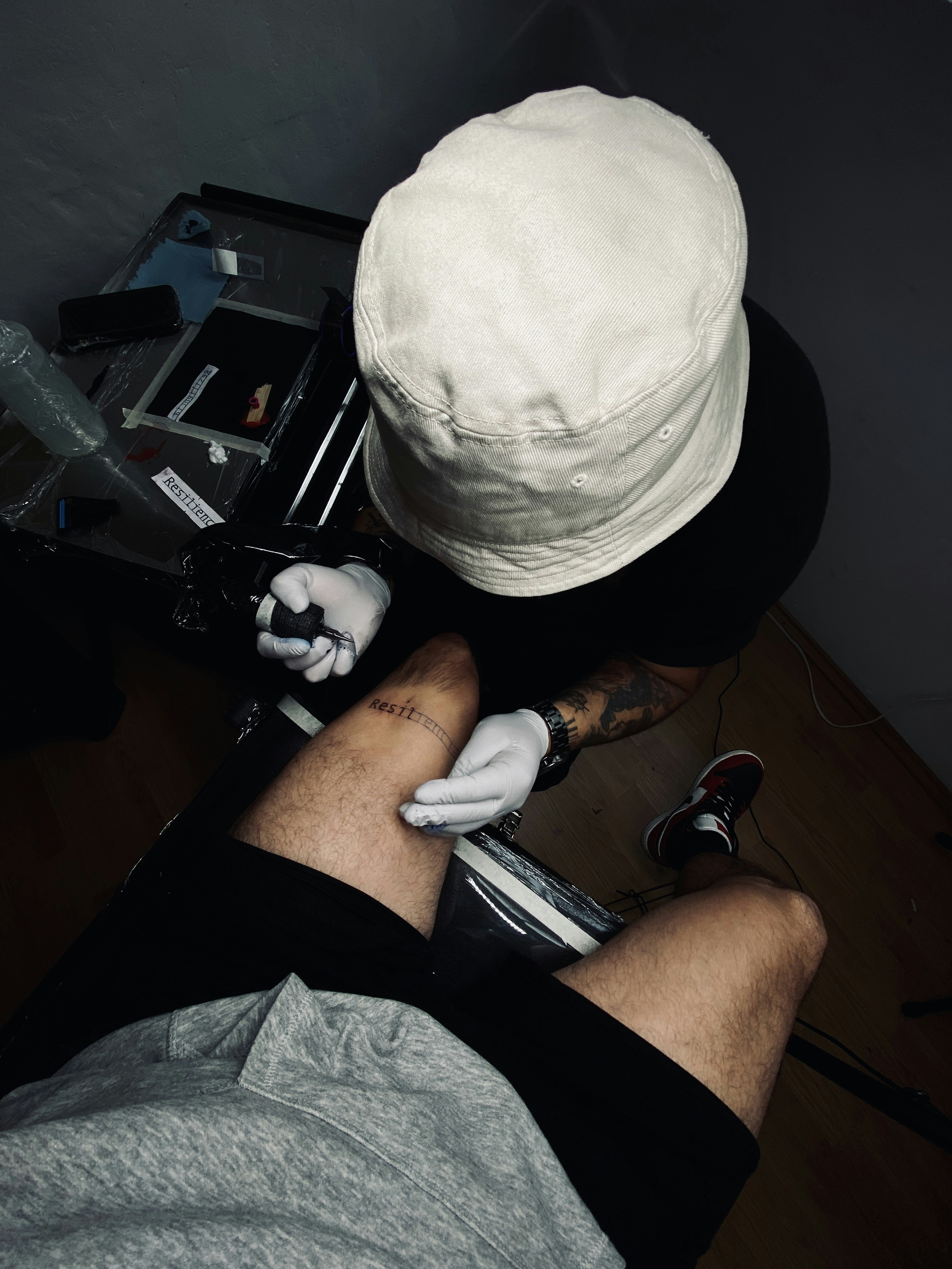 eine Person mit einer Maske im Gesicht