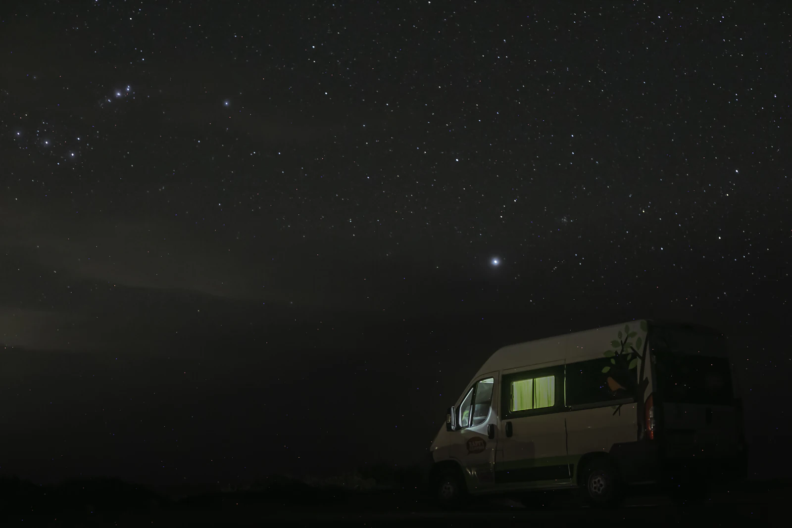 星空の下に停まる 2 台のバン