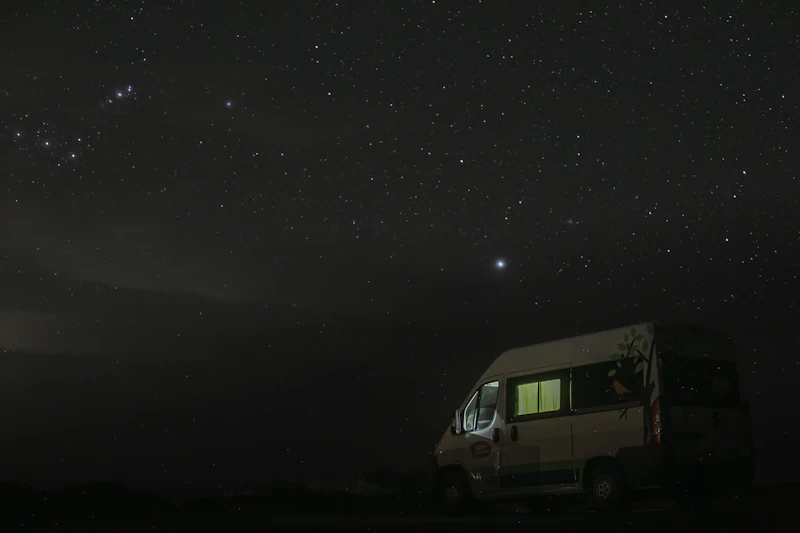 Furgonetas camper bajo un cielo estrellado