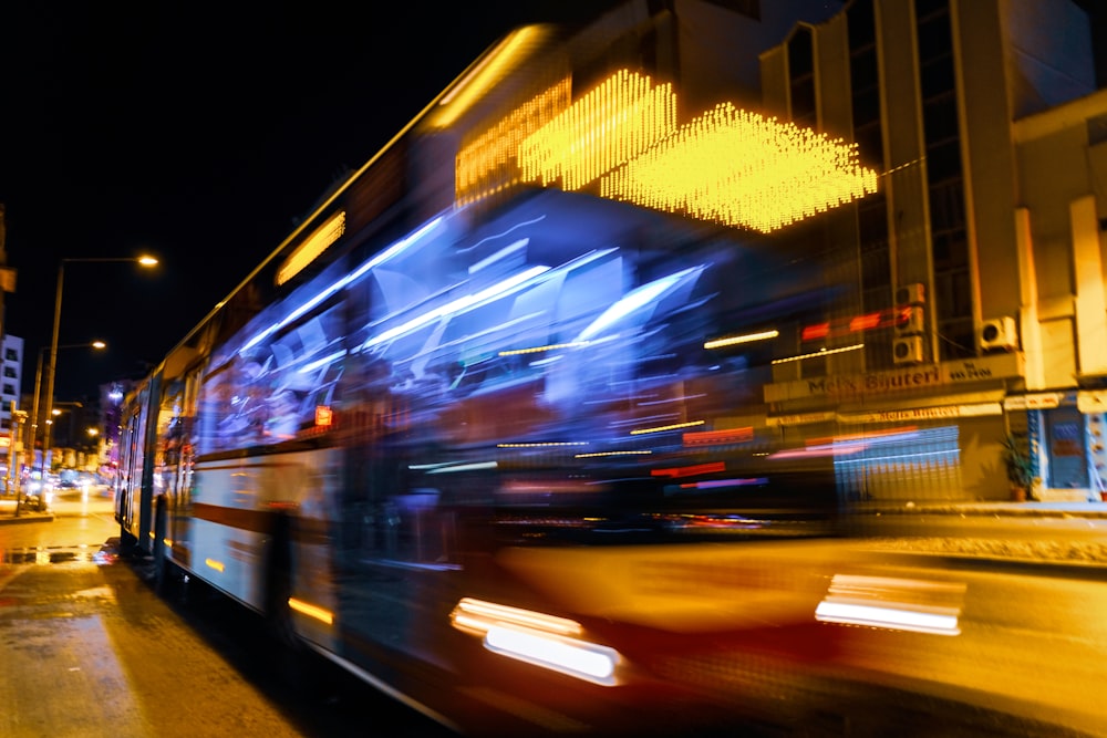 ein Auto, das auf einer Straße fährt