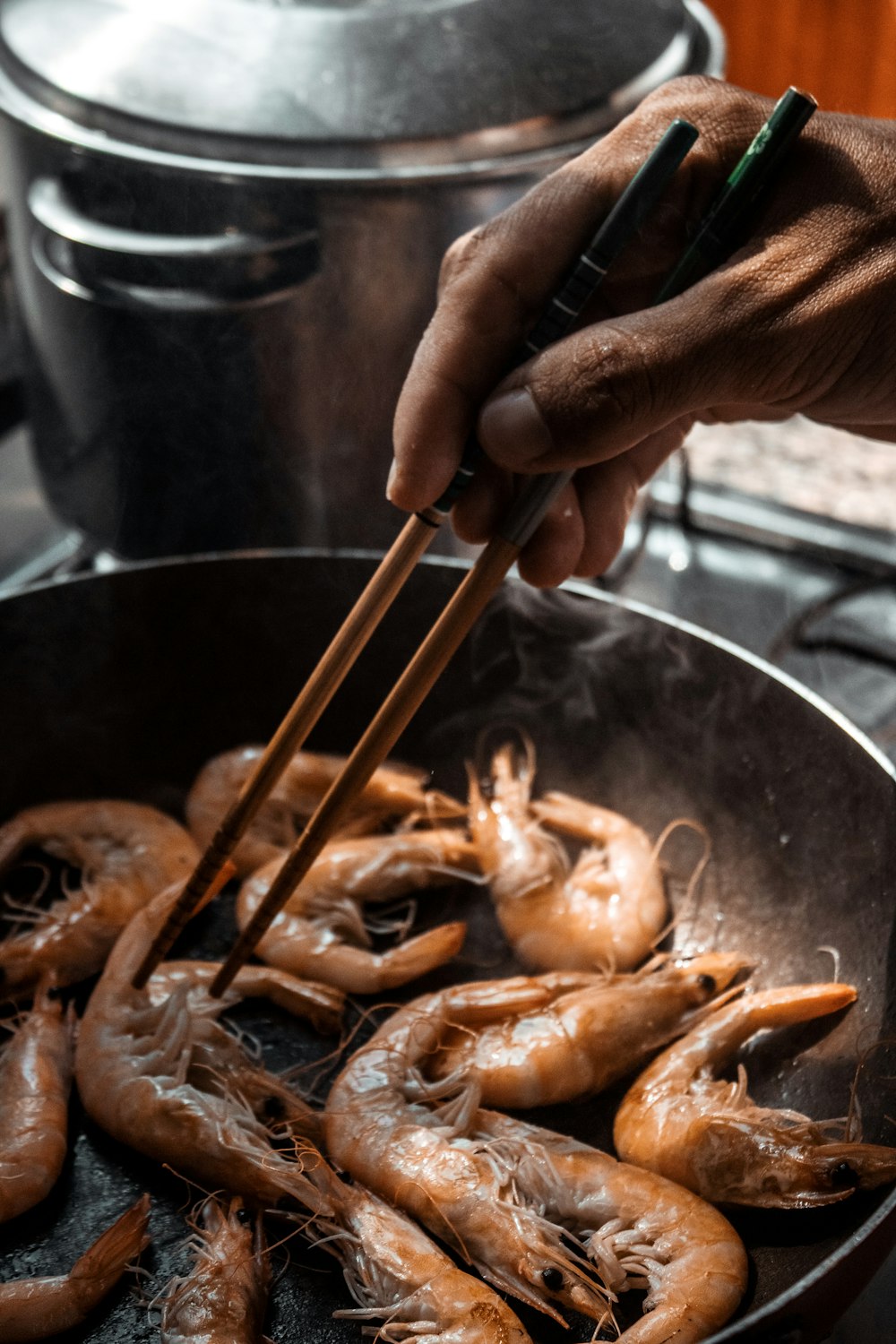 una persona che cucina il cibo su una griglia