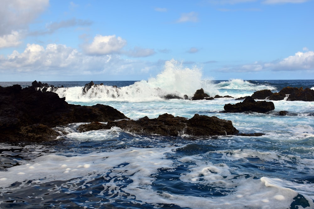 Una playa rocosa con olas rompiendo