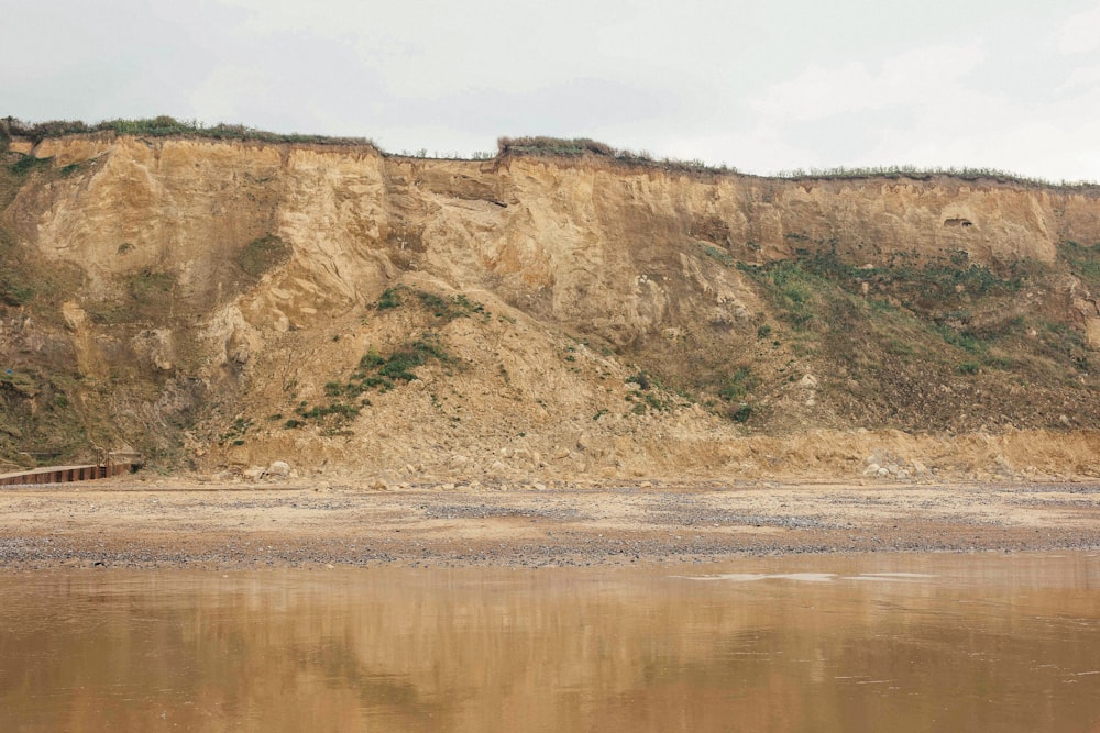 un acantilado con un cuerpo de agua debajo